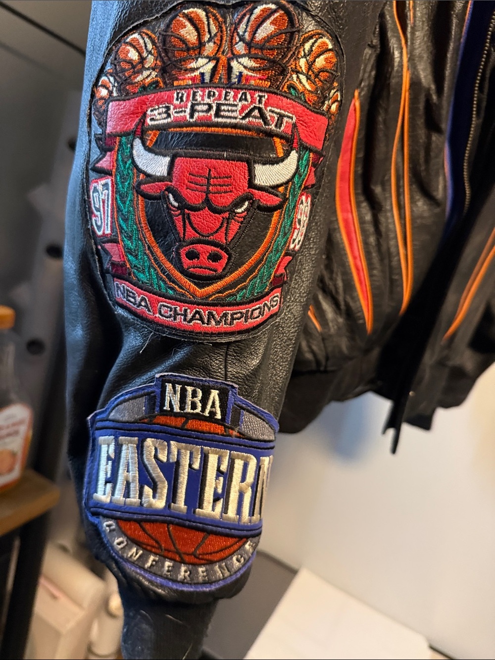 Authentic Jeff Hamilton Chicago Bulls “Repeat 3-Peat Leather Bomber Jacket - Picture 4 of 7